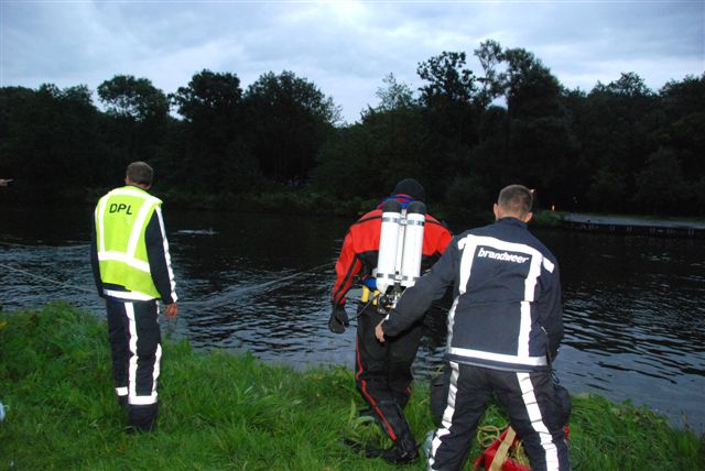 2008/261/Kopie van 20080905a 004 Auto te water Nieuwemeerdijk.jpg